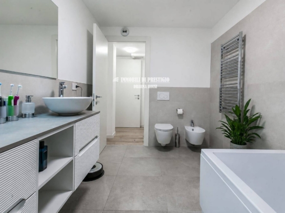 MILANO VALPARAISO, VENDITA TRILOCALE CON GIARDINO E BOX