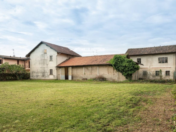 RISERVATA CASCINA LOMBARDA A CORTE CHIUSA