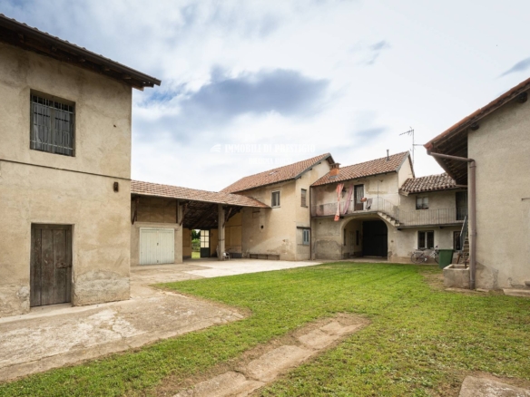 RISERVATA CASCINA LOMBARDA A CORTE CHIUSA
