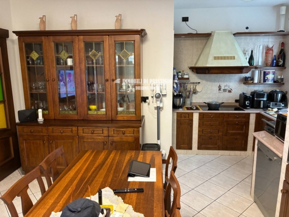 CORBETTA, VENDITA QUADRILOCALE CON GIARDINO E TAVERNA