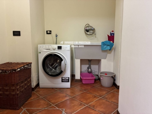 CORBETTA, VENDITA QUADRILOCALE CON GIARDINO E TAVERNA