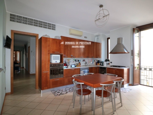 MILANO WAGNER, VENDITA ELEGANTE APPARTAMENTO CON CAMINI