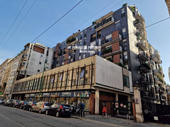MILANO CONI ZUGNA, VENDITA TRILOCALE: GIARDINO, BOX, CANTINA