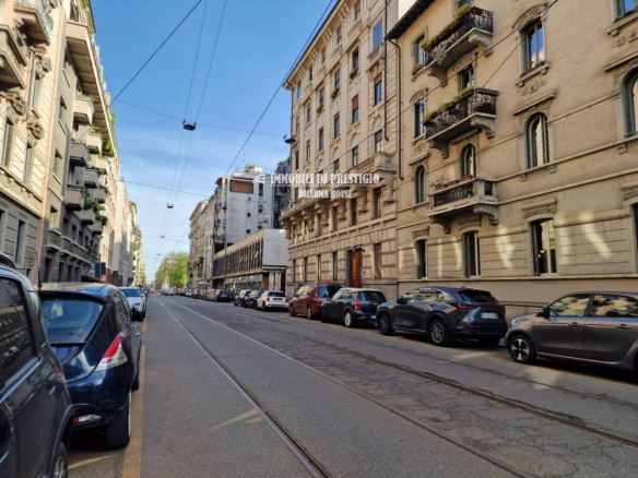 MILANO CONI ZUGNA, VENDITA TRILOCALE: GIARDINO, BOX, CANTINA