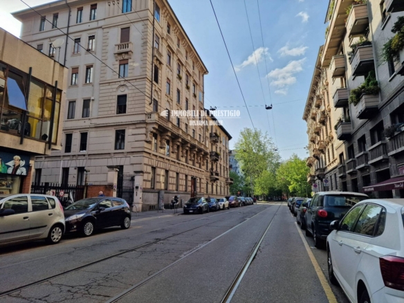MILANO CONI ZUGNA, VENDITA TRILOCALE: GIARDINO, BOX, CANTINA