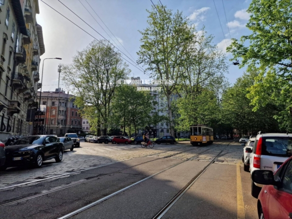 MILANO CONI ZUGNA, VENDITA TRILOCALE: GIARDINO, BOX, CANTINA