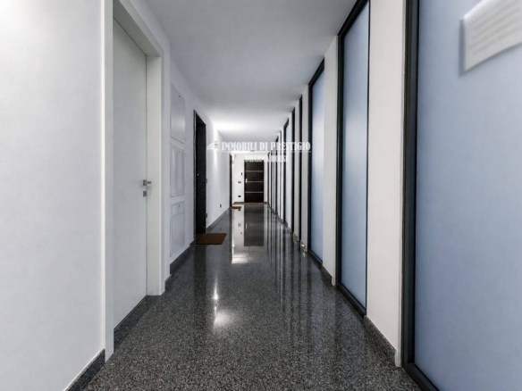 MILANO CONI ZUGNA, VENDITA TRILOCALE: GIARDINO, BOX, CANTINA