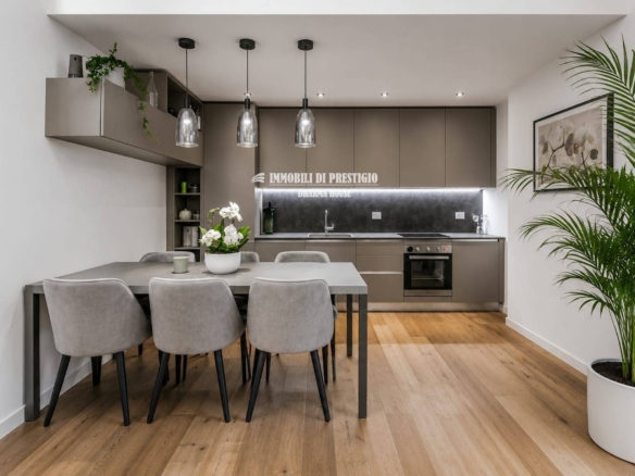 MILANO CONI ZUGNA, VENDITA TRILOCALE: GIARDINO, BOX, CANTINA