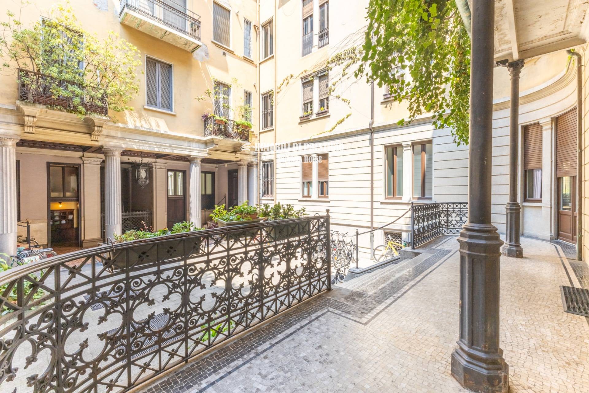 MILANO MOSCOVA, VENDITA ELEGANTE TRILOCALE STABILE DI LUSSO
